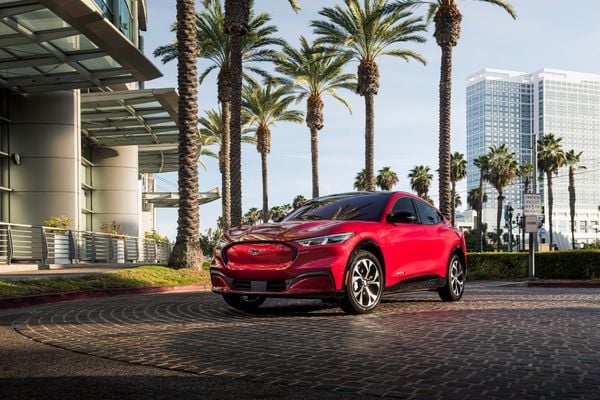 O primeiro modelo elétrico da Ford é um crossover que teve linhas inspiradas no Mustang