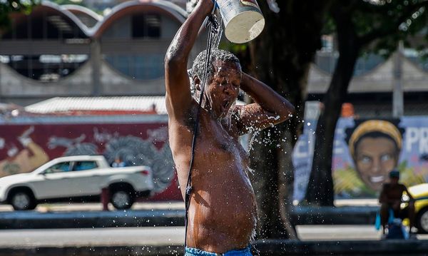 Homem se refresca em meio ao calor