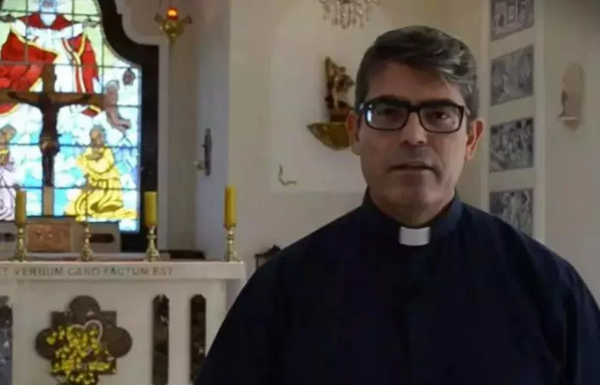 Padre é afastado após descobrir que será pai