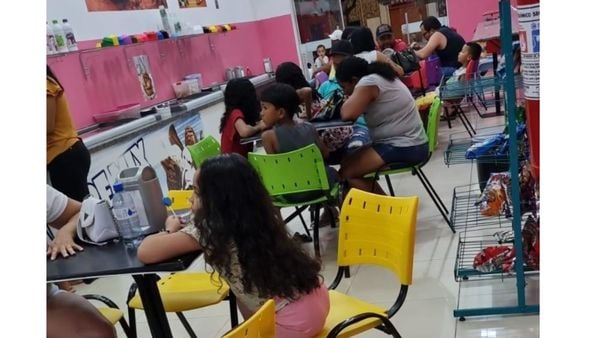 A sorveteria recebeu mais clientes do que o normal por conta do calor na segunda-feira