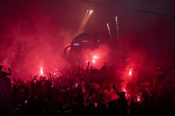 Torcida do Vitória recepciona o time na chegada ao Barradão durante a Série B do Brasileiro 2023 por VICTOR FERREIRA / ECV