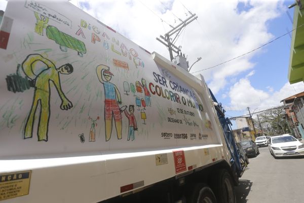 Caminhão compactador leva arte de Flávio Orico, de nove anos