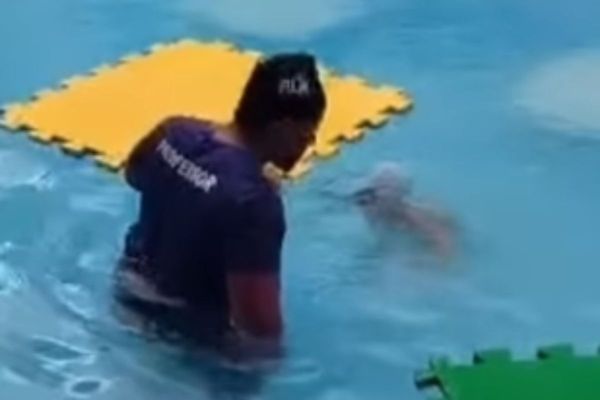 Professor da Rede Fluir foi demitido após repercussão da denúncia.