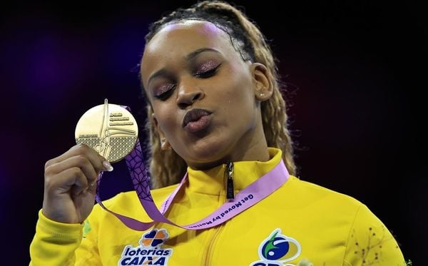 Rebeca Andrade com a medalha de ouro conquistada no salto no Mundial por Ricardo Bufolin/CBG