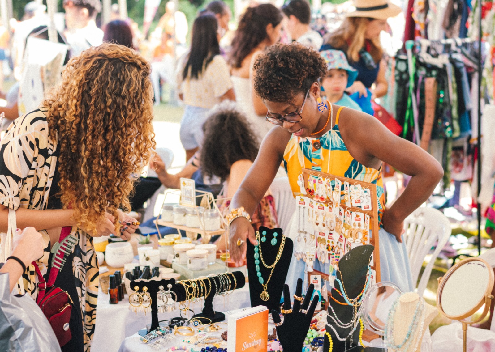 Nova América realiza bazar solidário com doação de roupas - BLOG