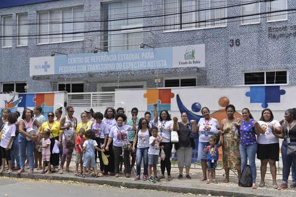 Mães e pais fazem manifestação por direitos de pessoas autistas