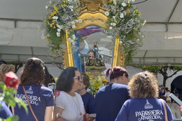 Fiéis celebram Nossa Senhora Aparecida por Paula Fróes/CORREIO