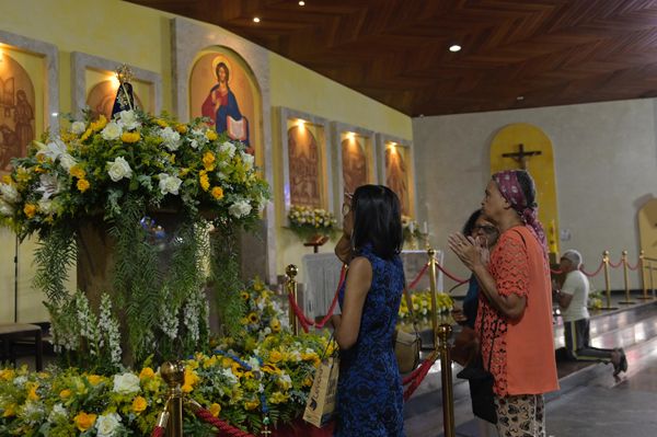 Fiéis fazem orações para Nossa Senhora Aparecida por Paula Fróes/CORREIO