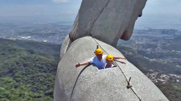Renato Aragão volta a subir o Cristo Redentor