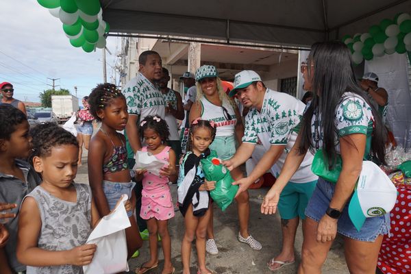 Torcida organizada do Palmeiras distribui brinquedos em ação social no Bairro da Paz