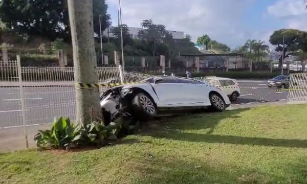 Carro invade condominio 