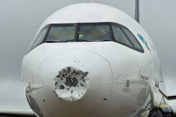 Duas aeronaves do modelo Airbus A320 neo, da Azul Linhas Aéreas, ficaram com o 'nariz' amassado após tempestade