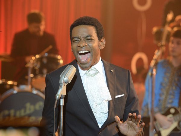 Fabrício Boliveira vive Wilson Simonal em um dos melhores filmes sobre cantores brasileiros