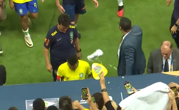 Neymar é atingido por saco de pipocas