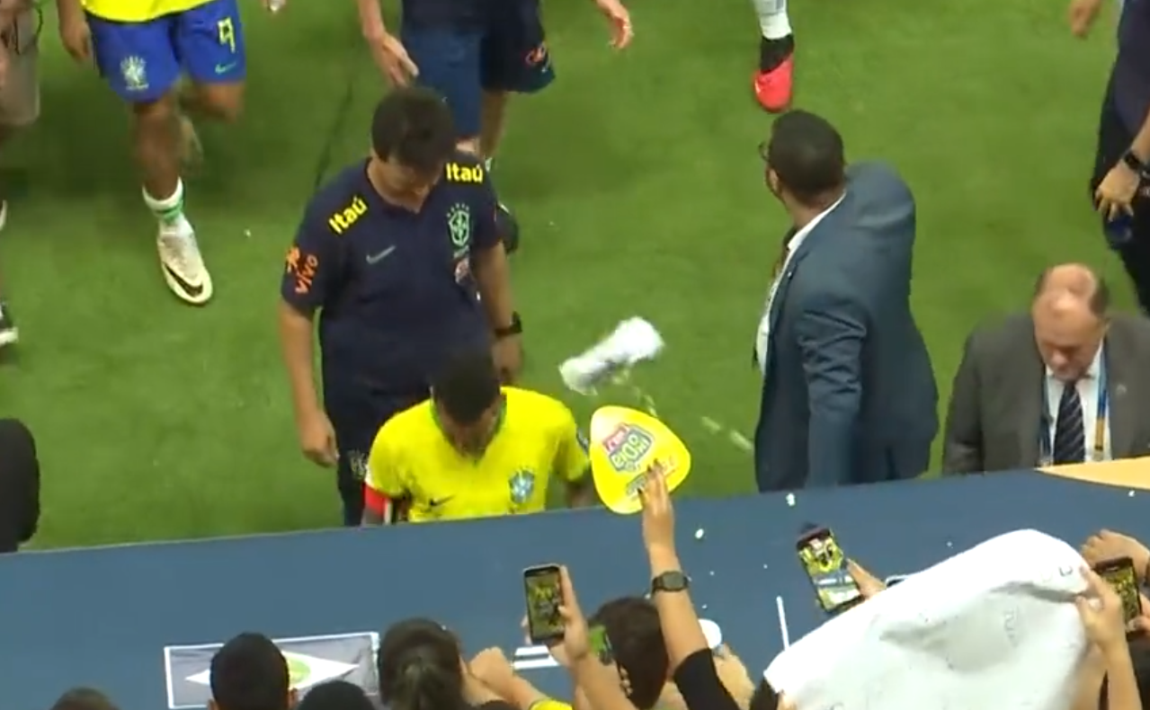 Neymar é atingido por pipocas após empate entre Brasil e Venezuela