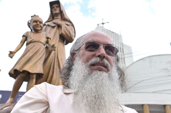 Santa Dulce de cinco metros de altura e o artista plástico que criou a obra