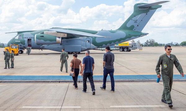 Avião com repatriados chegou em Recife