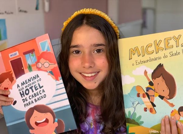 A escritora Luiza Meireles com livros de sua autoria