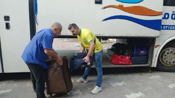 Brasileiros se organizam para embarcar em ônibus e sair da Faixa de Gaza