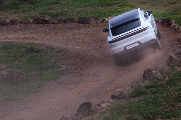 Além de performance no asfalto, o Cayenne tem atributos off-road