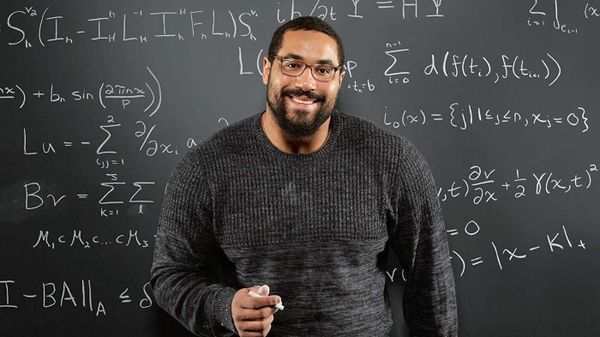 Conheça jogador que saiu da NFL para ser professor de matemática