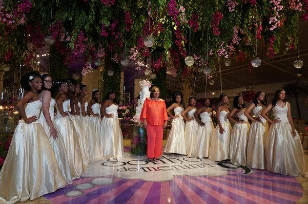 Rita Torquato (roupa coral) e as 15 garotas  contempladas para a nona edição do baile  de debutantes, no Cerimonial Rainha Leonor, na Pupileira.