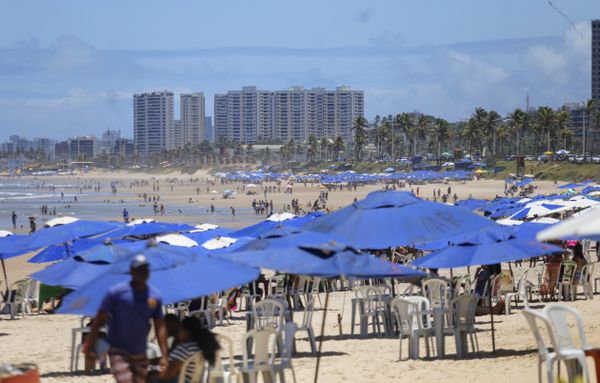 A faixa de areia da praia de Piatã estava coberta de sombreiros, onde as famílias aproveitaram o feriado para se refrescar do calor.