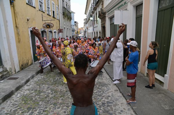 Cortejo Afro desfila nas ruas do Pelourinho no Dia dos Comerciários 