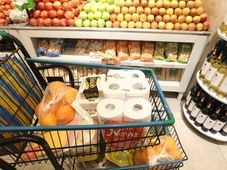 Imagem - Mercado caro: população cortou em média sete alimentos do dia a dia, priorizando o básico