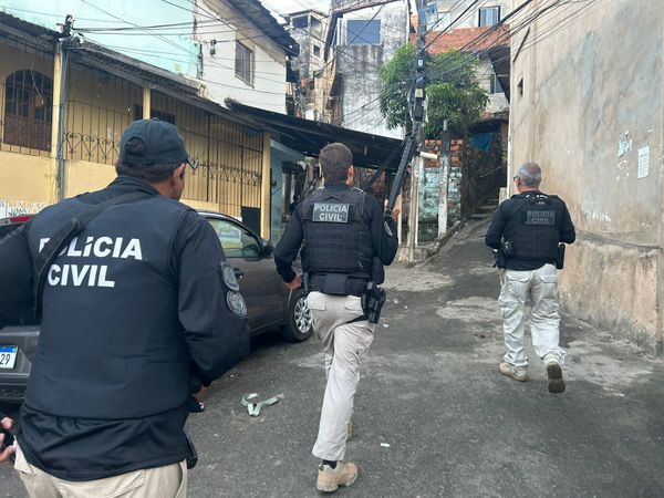 Policiais civis cumprem mandados em Salvador