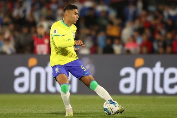 Casemiro durante jogo com o Uruguai por Vitor Silva/CBF