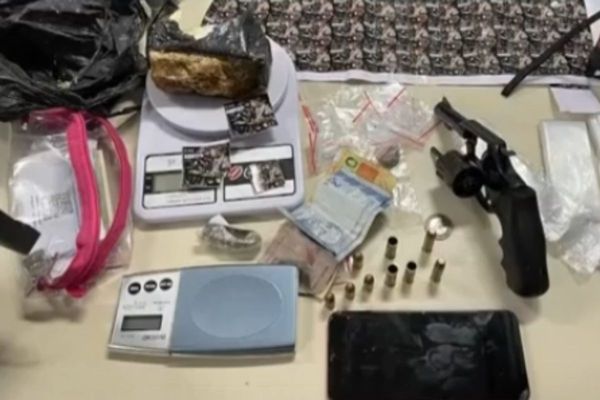 Foram apreendidos um revólver, porções de drogas, duas balanças de precisão e munições
