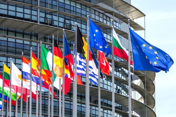 Entra em vigor nesta data, em 1993, o Tratado de Maastricht, que estabelece formalmente a União Europeia por Shutterstock