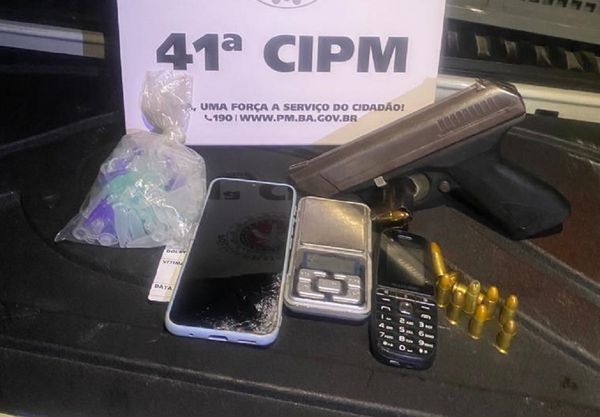 Celulares, munições e uma pistola foram apreendidos