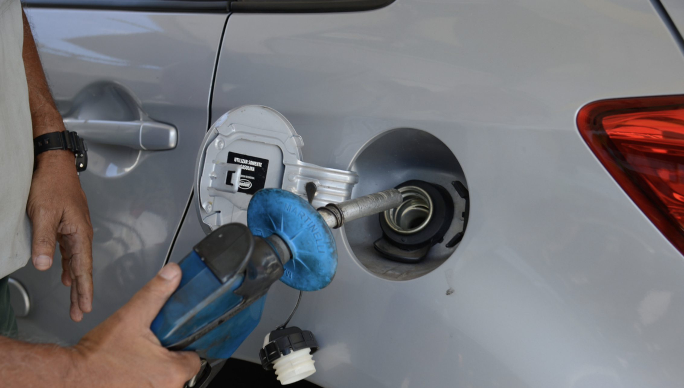 Gasoline price decreases and diesel price increases for distributors