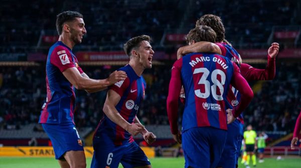 Jogadores do Barcelona comemoram diante do Athletic Bilbao