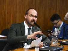 Imagem - Eduardo Bolsonaro critica prisão de militares e cita perseguição