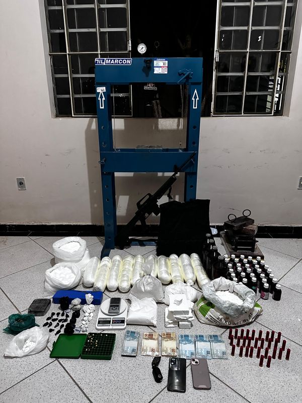 Material foi apreendido em uma casa que era utilizada como laboratório de refino de entorpecentes por Divulgação/PM