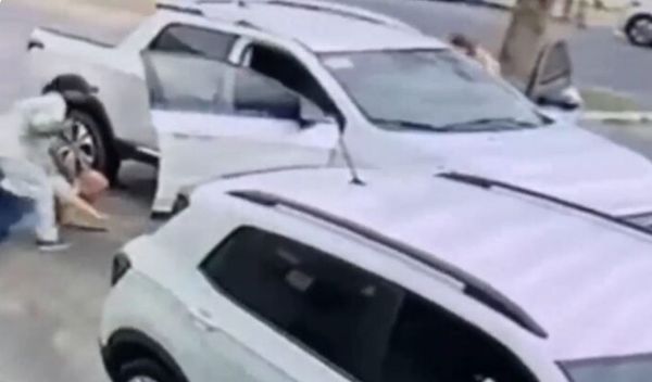 Momento do assalto foi registrado por uma câmera de segurança da região