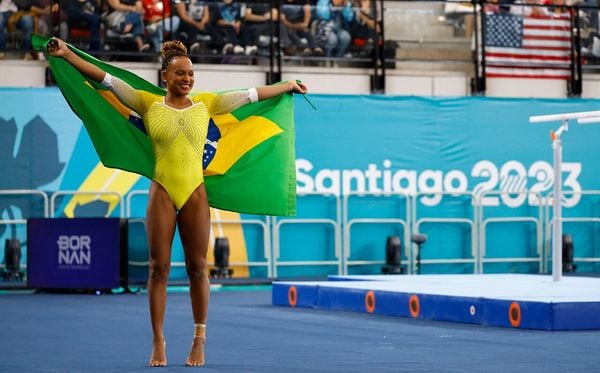 Rebeca Andrade comemora o ouro no salto do Pan por Marcelo Hernandez/Santiago 2023 via Photosport