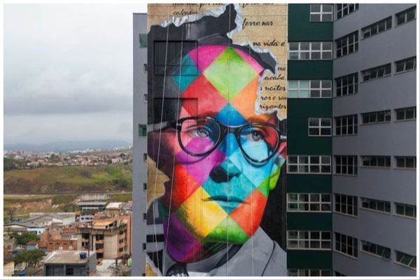 Eduardo Kobra homenageia Drummond com mural vibrante em Itabira