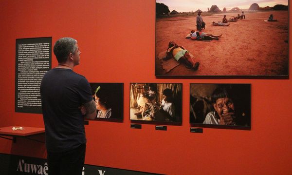 Exposição retrata jornada de Ailton Krenak por comunidades na Amazônia