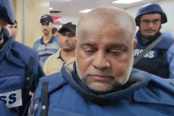 Momento em que o jornalista deixa o hospital de Al Aqsa após identificar os corpos.