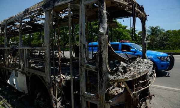 Ônibus queimado no Rio