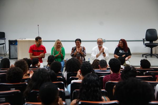 Professor Caio Bonfim, ativista Belle Damasceno, ativista Rute Fiuza, diretor Bernard Attal e jornalista Camila Fiuza durante o debate após exibição do filme