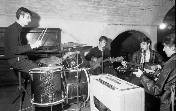 Beatles no bar The Cavern, em Liverpool, em agosto de 1962  por Apple Corps Ltd/Divulgação
