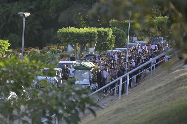 Tássio Bacelar foi enterrado sob aplausos pelas pessoas que estiveram em seu velório