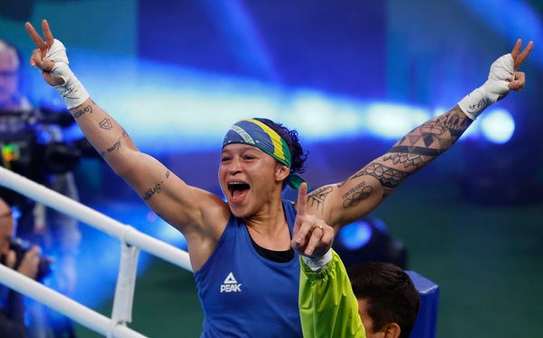 Bia Ferreira comemora a medalha de ouro no Pan-Americano