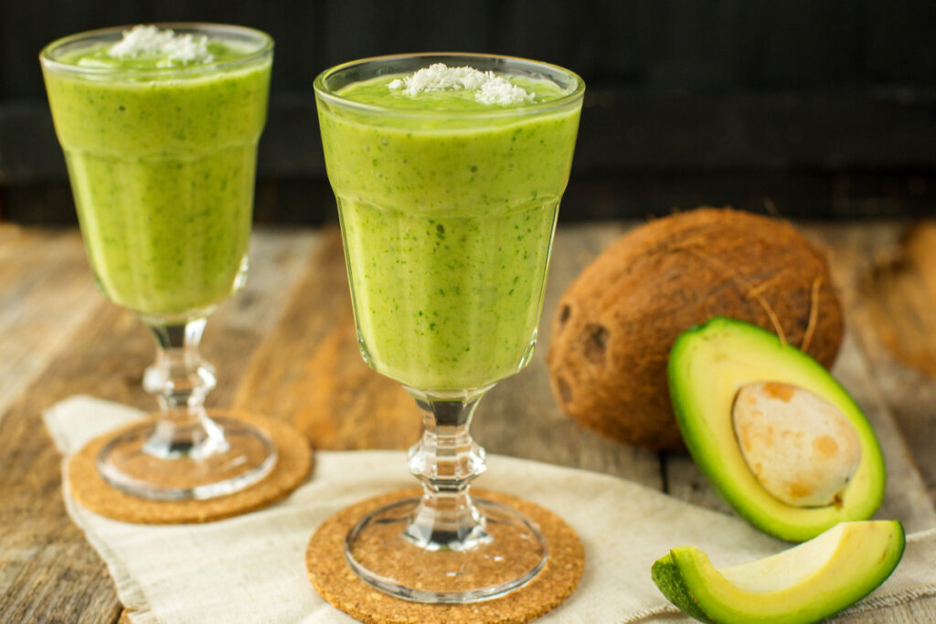 [Edicase]Vitamina de abacate com leite de coco (Imagem: Lanav | Shutterstock) por  