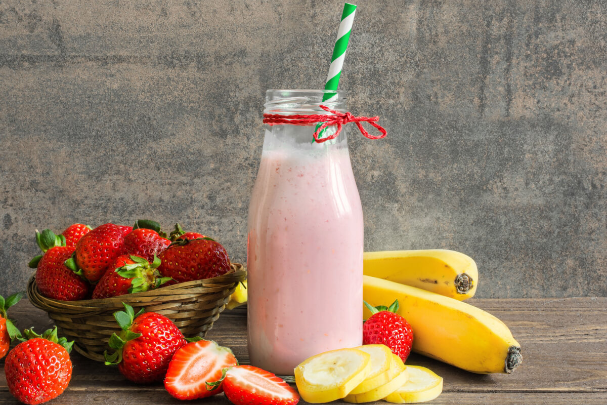 [Edicase]Vitamina de morango com banana e linhaça (Imagem: artem evdokimov | Shutterstock) por  